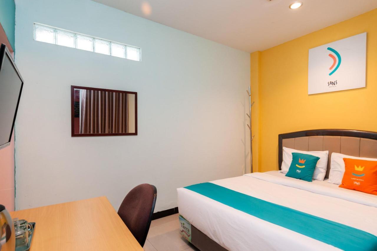 Sans Hotel Finest Medan Exterior foto